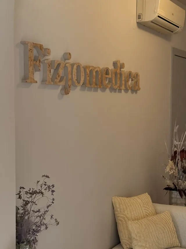 Napis Fizjomedica na ścianie w poczekalni